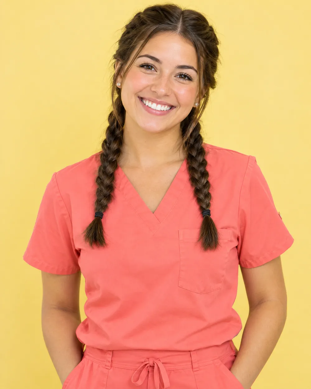 Retrato de Bia Martins, auxiliar em saúde bucal, sorrindo sobre fundo amarelo