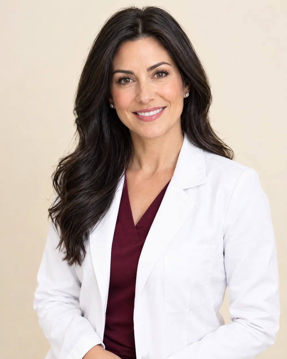 Retrato da Dra. Isabela Monteiro, dentista de cerca de 40 anos, sorrindo em fundo creme