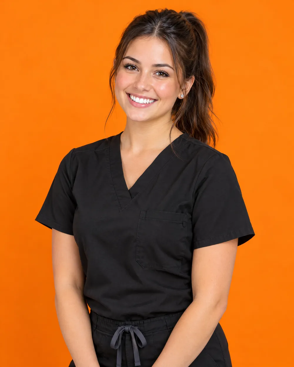 Retrato de Júlia Ramos, auxiliar em saúde bucal, sorrindo sobre fundo laranja