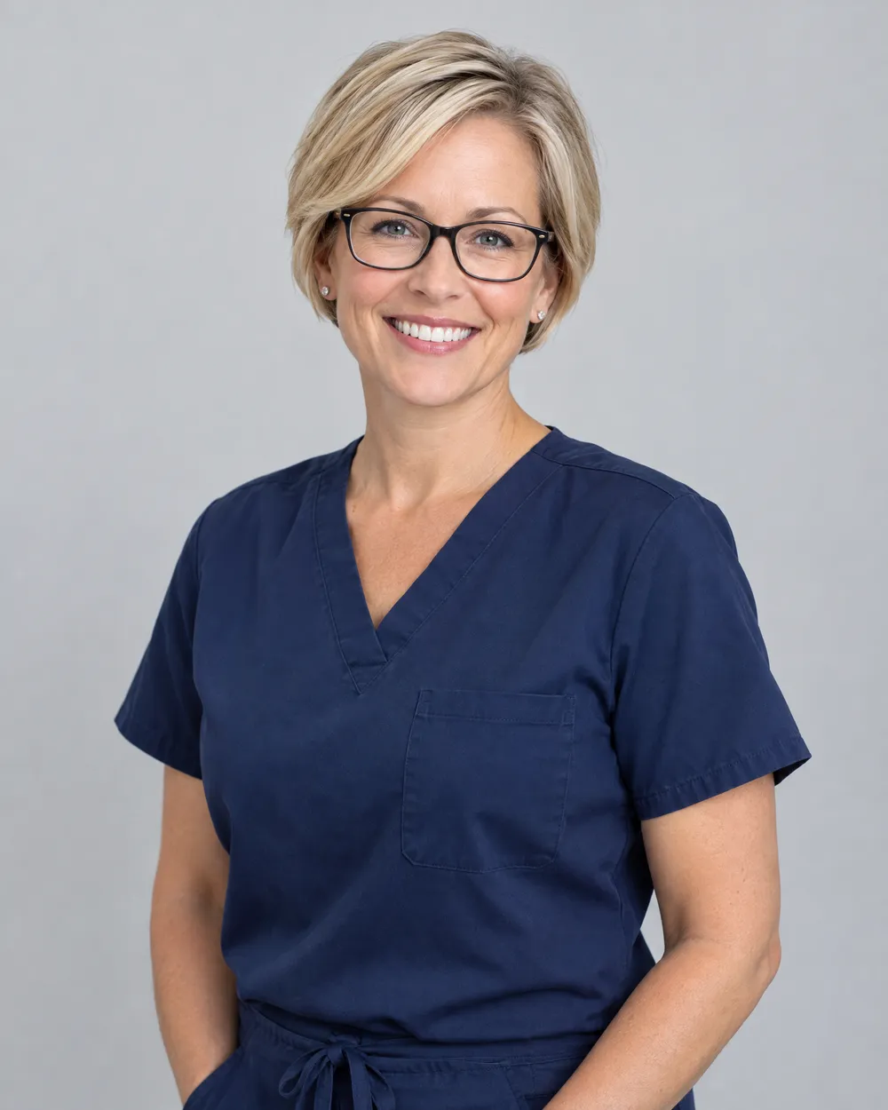 Retrato da Dra. Carla Weber, dentista de cabelos loiros curtos e óculos